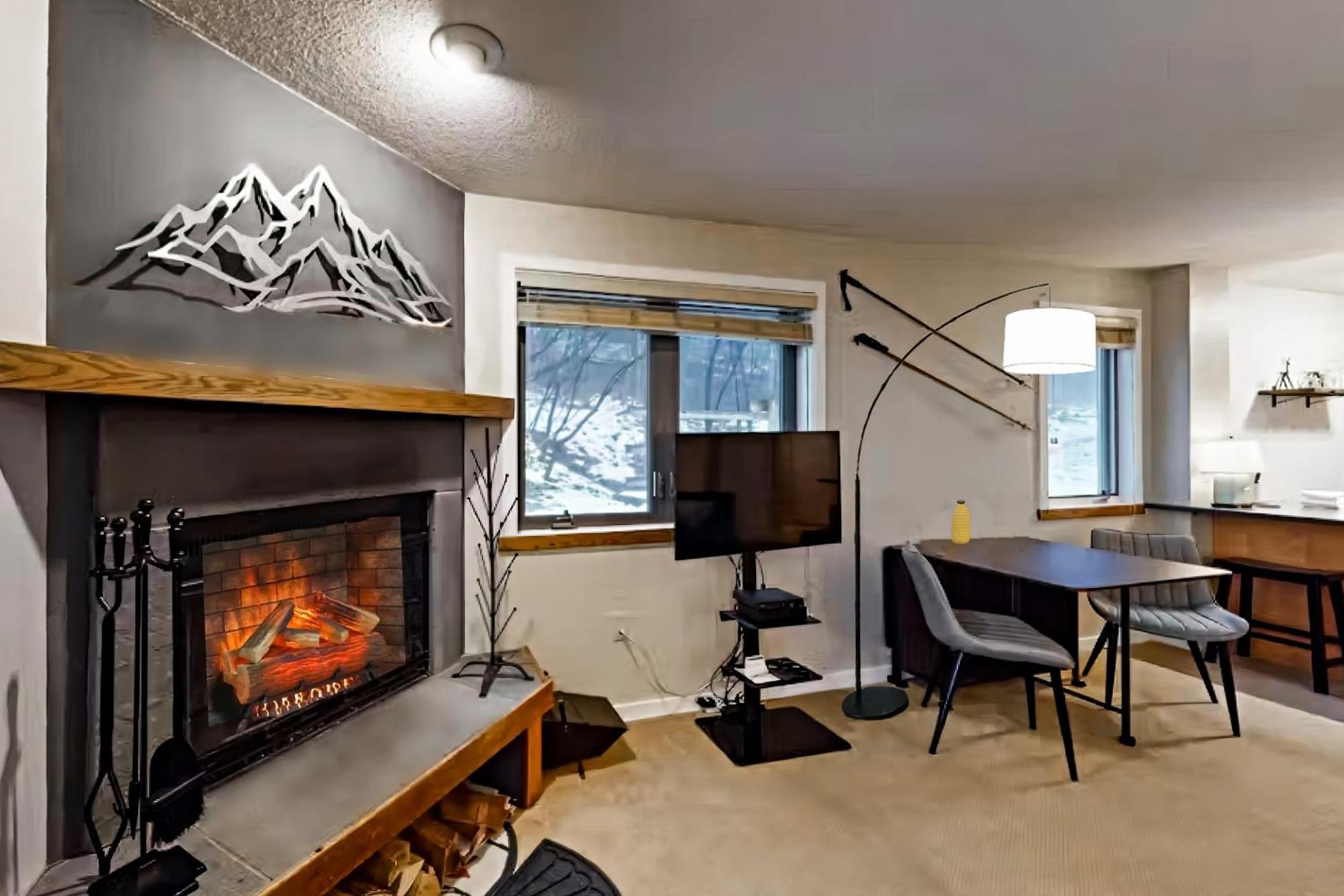 Okemo Mountain Lodge لودلو الغرفة الصورة